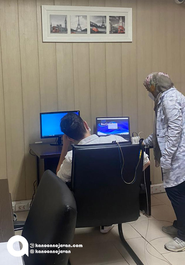 درحال آماده شدن برای جلسه نوروفیدبک نوجوان