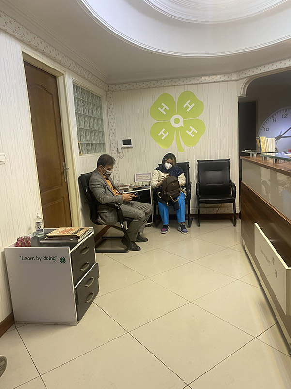 پدر و مادر نوجوان در سالن انتظار کلینیک تخصصی نوجوان آترینا