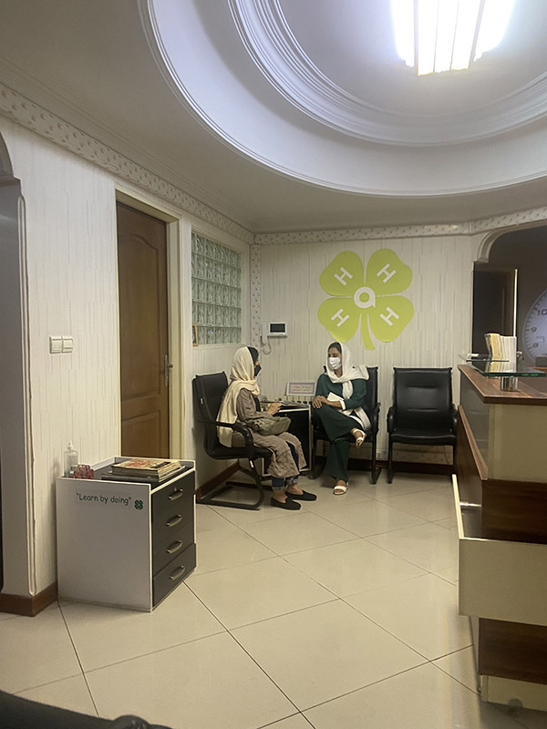 گفتگوی مادرانه در سالن انتظار کانون روانشناسی نوجوان